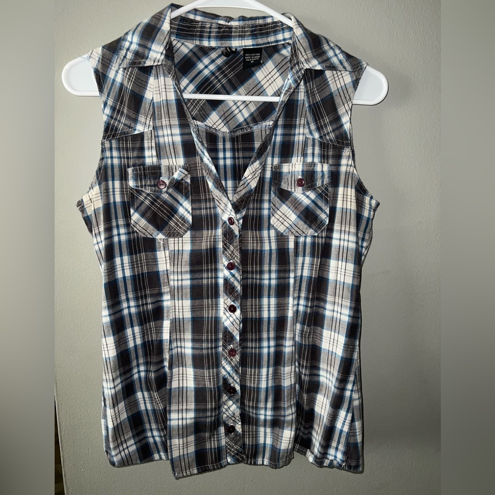 Women’s sleeveless button down top 💕